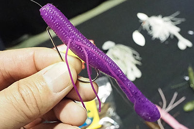 Youndertail - Black with Blue Flakes